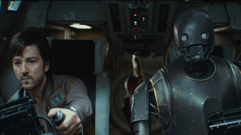 Diego Luna sebagai Cassian Andor dan Alan Tudyk sebagai K-2SO di kontrol pesawat ruang angkasa di Andor