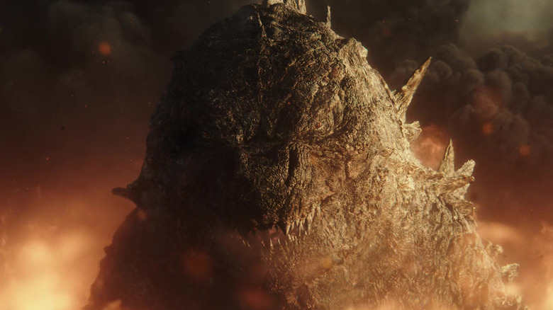 Godzilla mandi dan merokok selama pertempuran laut di Godzilla vs Kong