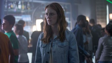 Yorkie (Mackenzie Davis) tampak bingung di cermin hitam