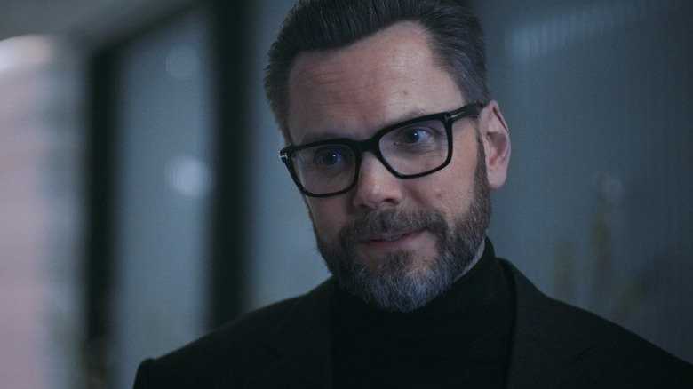 David Fields (Joel McHale) memiliki ekspresi sombong dan memakai turtleneck hitam dan kacamata di dalam beruang