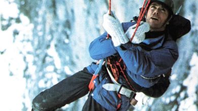 Jonathan Hemlock dari Clint Eastwood menggantung dari tali di sanksi Eiger