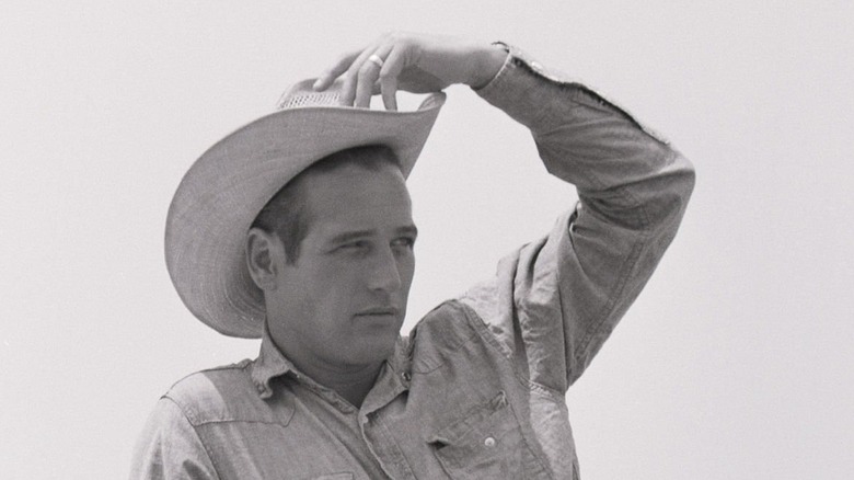 Paul Newman mengenakan topi koboi seperti Hud Bannon di HUD