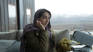 Black Mirror, Shazia Akhand Mempersiapkan Tes Memori di Mia's One, dengan Lansekap Islandia tampil menonjol di latar belakang