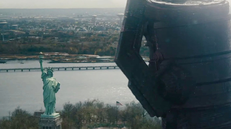 Galactus Surveys Patung Liberty di Fantastic Four: Langkah Pertama