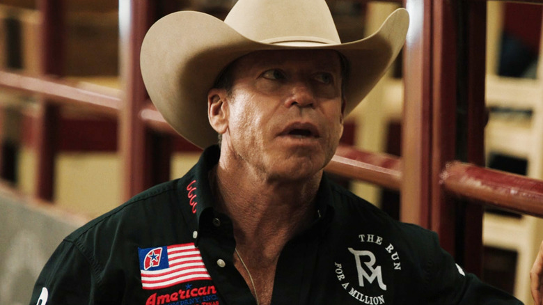 Taylor Sheridan sebagai Travis Wheatley mendongak saat dia berbicara dengan orang -orang di luar layar di Yellowstone