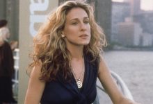 Carrie di atas kapal melihat ke jarak tengah tentang seks dan kota
