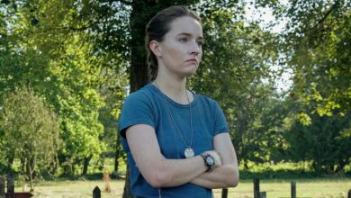 Kaitlyn Dever sebagai Abby di depan salib di The Last of Us