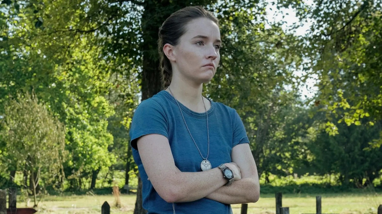 Kaitlyn Dever sebagai Abby di depan salib di The Last of Us