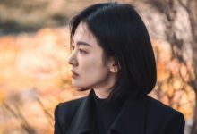 Moon Dong-eun (Song Hye-Kyo) menatap kontemplatif dalam kemuliaan