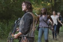 Norman Reedus sebagai Daryl Dixon memegang panahnya dengan Dani Gurira sebagai Michonne di belakangnya dalam episode Walking Dead apa yang terjadi setelahnya