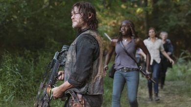 Norman Reedus sebagai Daryl Dixon memegang panahnya dengan Dani Gurira sebagai Michonne di belakangnya dalam episode Walking Dead apa yang terjadi setelahnya