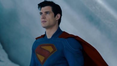 David Corenswet sebagai Superman berdiri di benteng Solitude yang melihat ke atas di Superman