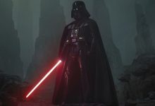 Darth Vader dengan lightsabernya diperpanjang berdiri di antara batu-batu di Obi-Wan Kenobi