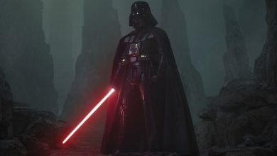 Darth Vader dengan lightsabernya diperpanjang berdiri di antara batu-batu di Obi-Wan Kenobi