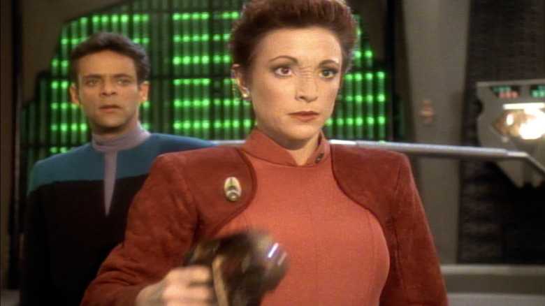 Mayor Kira memelihara phaser sementara Dr. Bashir melihat di Star Trek: Deep Space Nine