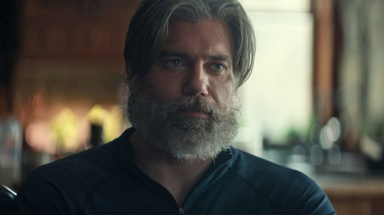 Anson Mount sebagai Christopher Pike dengan janggut di Star Trek: Strange New Worlds