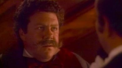 George Wendt sebagai Barney Schlesinger dengan kumisnya di episode Twilight Zone Dunia di sebelah