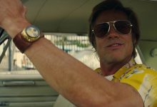 Brad Pitt sebagai bilik tebing ginning sambil melihat ke luar jendela mobilnya dalam waktu sekali di Hollywood
