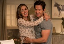 Mark Wahlberg sebagai Peter Wagner dan Rose Byrne sebagai Elinore Wagner memeluk keluarga instan