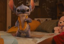Chris Sanders sebagai suara Stitch berdiri di tempat tidur di Lilo & Stitch