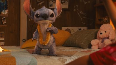 Chris Sanders sebagai suara Stitch berdiri di tempat tidur di Lilo & Stitch