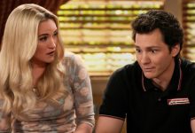 Emily Osment sebagai Mandy McAllister melihat ke Montana Jordan yang jengkel sebagai Georgie Cooper di Georgie & Mandy's First Marriage