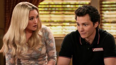 Emily Osment sebagai Mandy McAllister melihat ke Montana Jordan yang jengkel sebagai Georgie Cooper di Georgie & Mandy's First Marriage