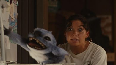 Jahitan meraih ke lemari es sementara Nani terlihat kesal di Lilo & Stitch