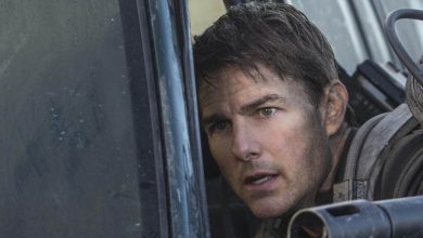 Tom Cruise sebagai Mayor William Cage bersandar pada mobil