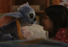 Maia Kealoha As Lilo berbagi hati-ke-hati dengan Stitch in Lilo & Stitch