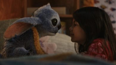 Maia Kealoha As Lilo berbagi hati-ke-hati dengan Stitch in Lilo & Stitch