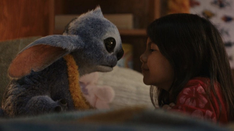 Maia Kealoha As Lilo berbagi hati-ke-hati dengan Stitch in Lilo & Stitch