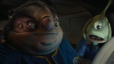 Zach Galifianakis sebagai suara Jumba dan Billy Magnussen sebagai suara Pleakley yang duduk di pesawat ruang angkasa di Lilo & Stitch