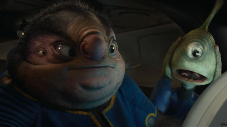 Zach Galifianakis sebagai suara Jumba dan Billy Magnussen sebagai suara Pleakley yang duduk di pesawat ruang angkasa di Lilo & Stitch