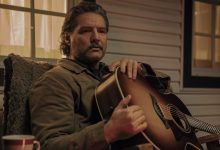 Joel memegang gitarnya di teras di The Last of Us