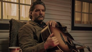 Joel memegang gitarnya di teras di The Last of Us