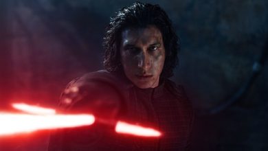Adam Driver As Kylo Ren memegang lightsabernya di depannya di Star Wars: The Force Awakens