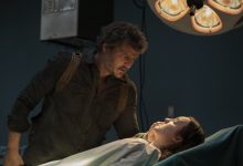 Joel Melihat Ellie di meja operasi di The Last of Us