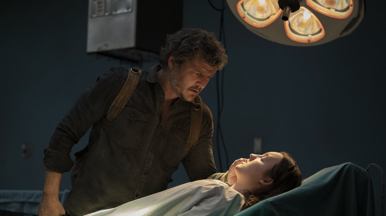 Joel Melihat Ellie di meja operasi di The Last of Us
