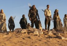 Beberapa karakter berdiri di atas Sandy Hill di Wheel of Time