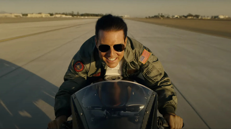 Kapten Mitchell mengendarai sepeda motornya di Top Gun: Maverick