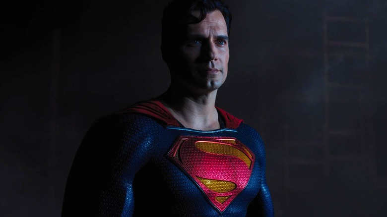Henry Cavill sebagai Superman diselimuti oleh asap di Black Adam