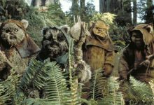 Ewoks berkumpul di antara semak -semak di bulan hutan Endor di Star Wars: Return of the Jedi