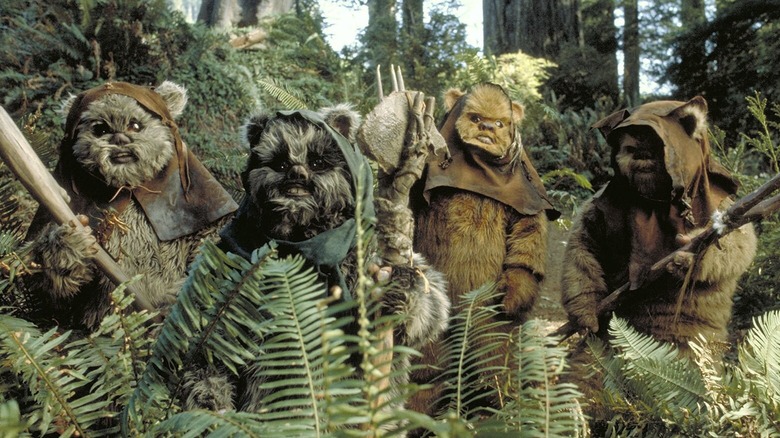 Ewoks berkumpul di antara semak -semak di bulan hutan Endor di Star Wars: Return of the Jedi
