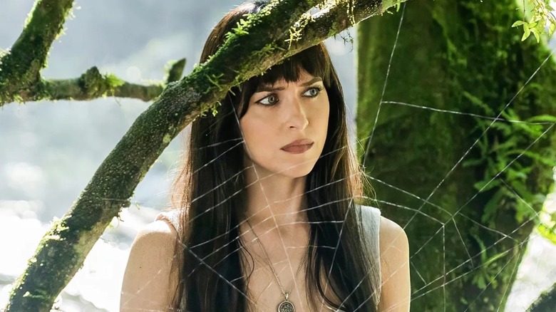 Dakota Johnson sebagai Cassandra Webb di belakang web laba -laba di web Madame