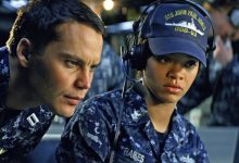 Rihanna's Cora Raikes mengenakan camo dan melihat monitor di kapal perang