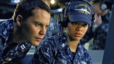 Rihanna's Cora Raikes mengenakan camo dan melihat monitor di kapal perang