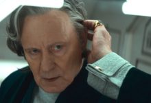 Stellan Skarsgård sebagai Luthen Rael menyesuaikan wignya di depan cermin di Andor Season 2