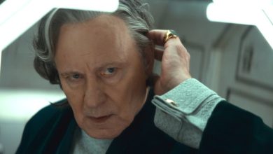 Stellan Skarsgård sebagai Luthen Rael menyesuaikan wignya di depan cermin di Andor Season 2