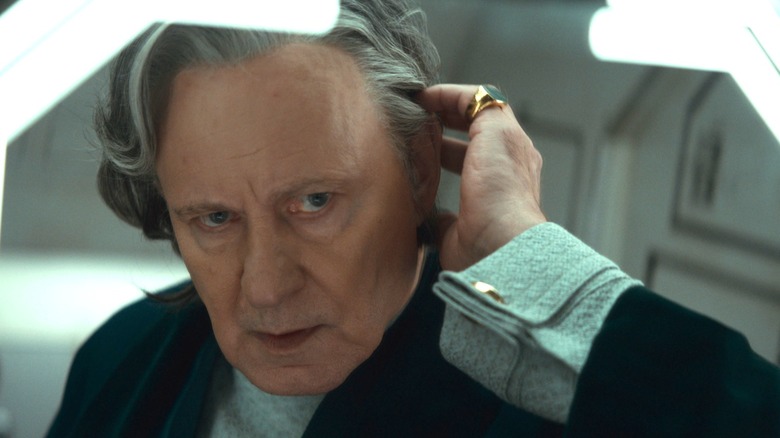 Stellan Skarsgård sebagai Luthen Rael menyesuaikan wignya di depan cermin di Andor Season 2